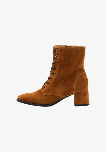 Ботинки на шнуровке