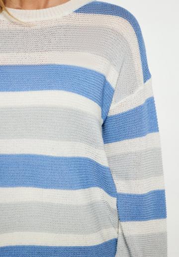 Пуловер в полоску