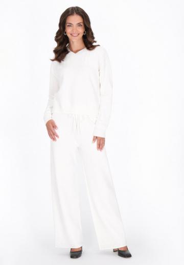 Пуловер с вырезом V