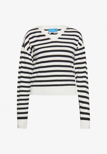 Пуловер с вырезом V