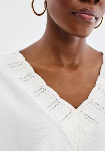 Пуловер с вырезом V