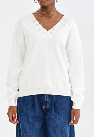 Пуловер с вырезом V