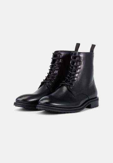 Ботинки на шнуровке