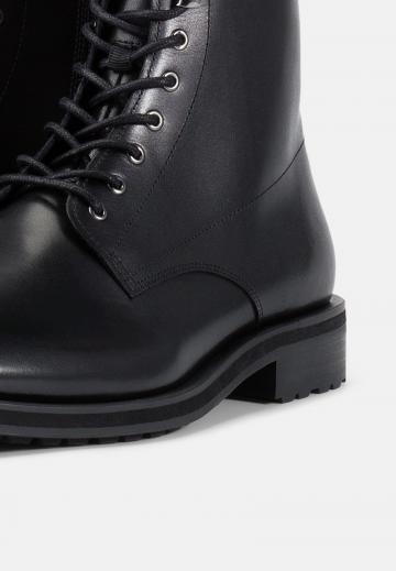 Ботинки на шнуровке