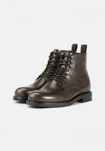 Ботинки на шнуровке