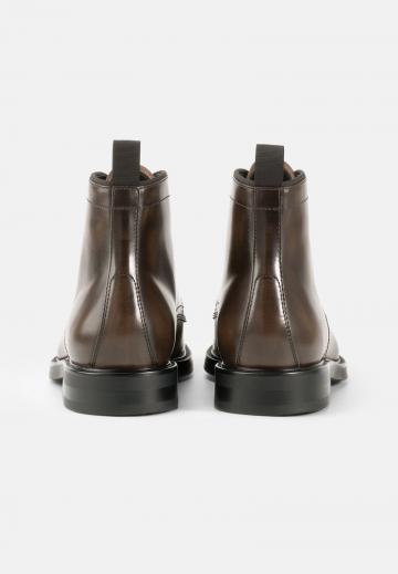 Ботинки на шнуровке