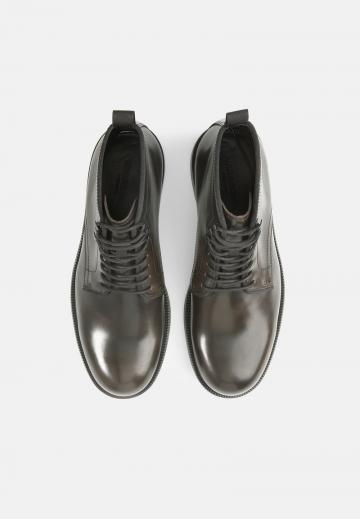 Ботинки на шнуровке