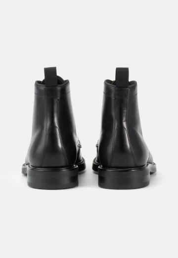 Ботинки на шнуровке