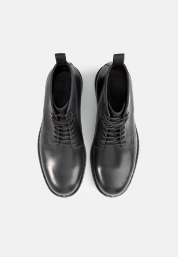 Ботинки на шнуровке