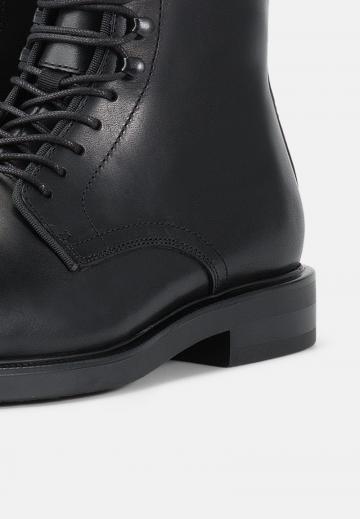 Ботинки на шнуровке