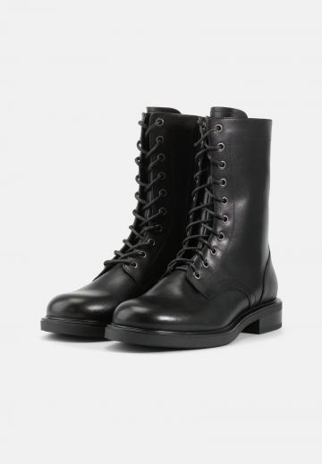 Ботинки на шнуровке