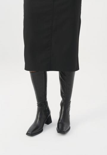 Высокие сапоги