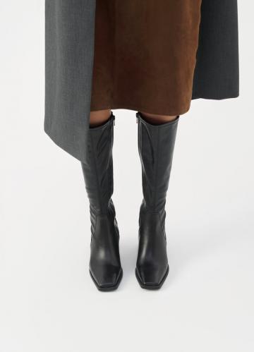 Высокие сапоги