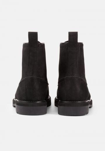 Ботинки на шнуровке