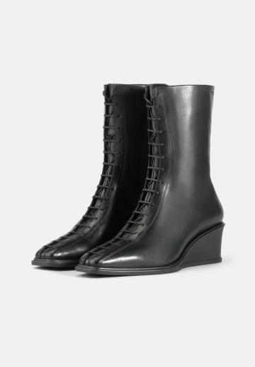 Сапожки на танкетке