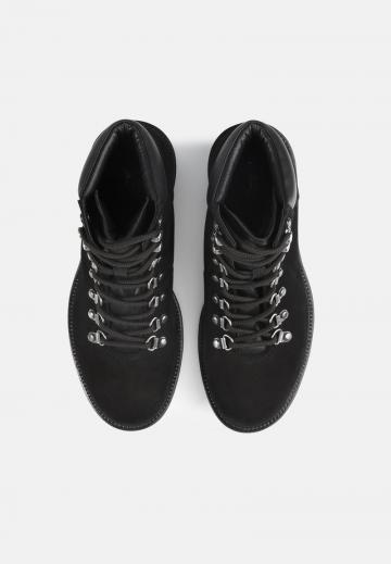 Ботинки на шнуровке