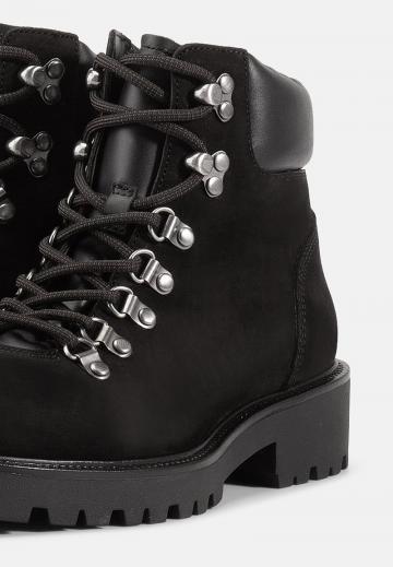 Ботинки на шнуровке