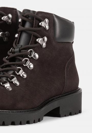 Ботинки на шнуровке