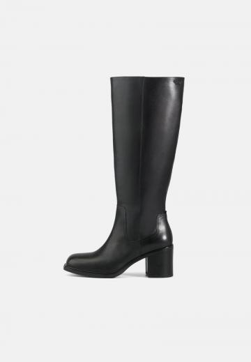 Высокие сапоги