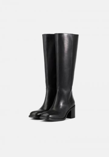 Высокие сапоги