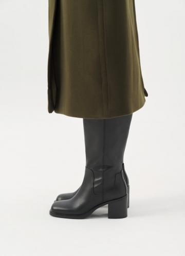 Высокие сапоги