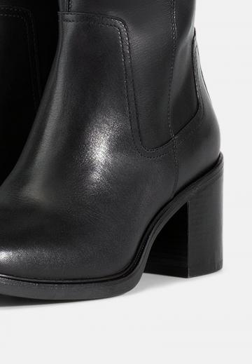 Высокие сапоги