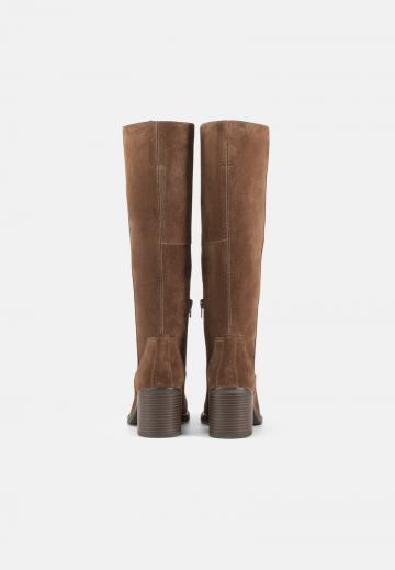 Сапожки на танкетке