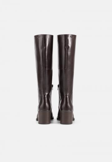 Высокие сапоги