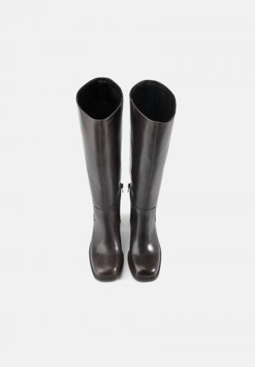 Высокие сапоги