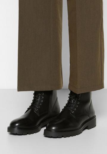 Ботинки на шнуровке
