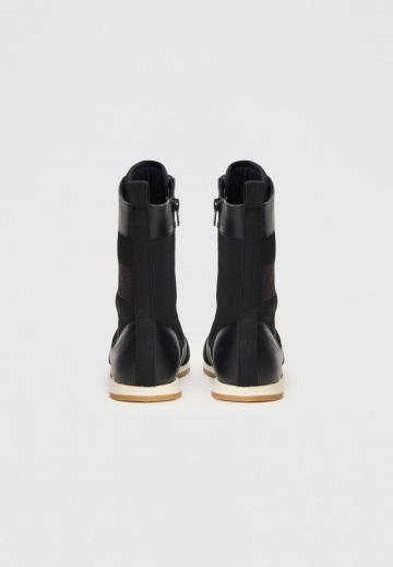 Ботинки на шнуровке