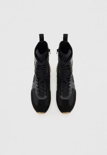 Ботинки на шнуровке