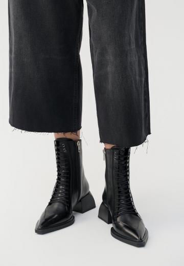 Ботинки на шнуровке