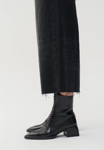 Ботинки на шнуровке