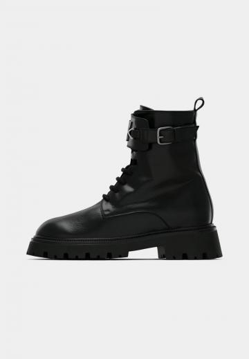 Ботинки на шнуровке