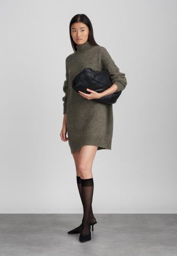 Вязаное платье