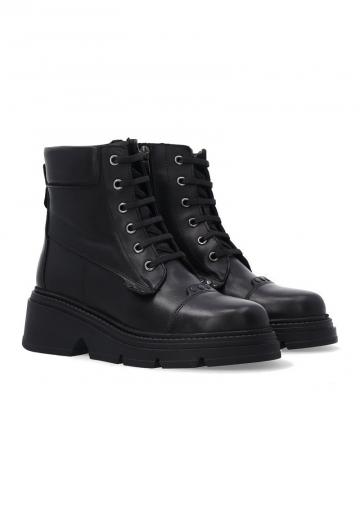 Ботинки на шнуровке