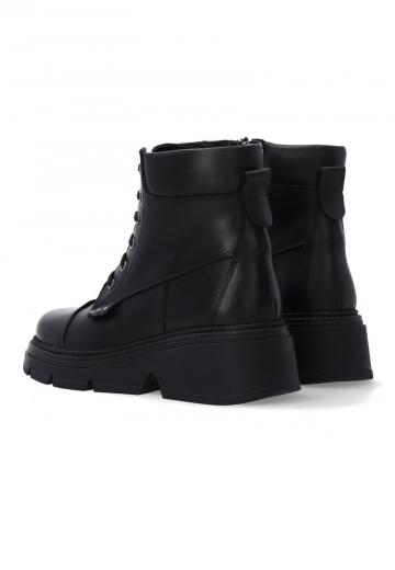 Ботинки на шнуровке