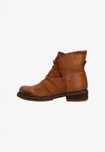 Ботинки на шнуровке