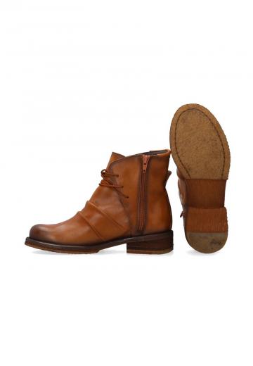 Ботинки на шнуровке