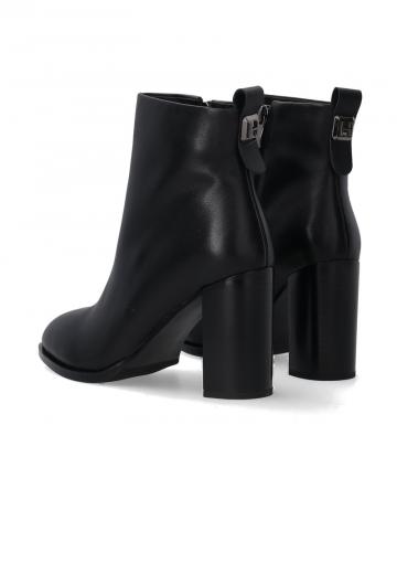 Полусапожки на высоком каблуке