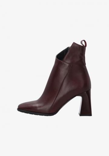 Полусапожки на высоком каблуке