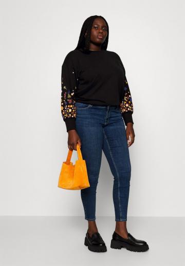 Короткие джинсы