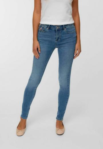 Узкие джинсы