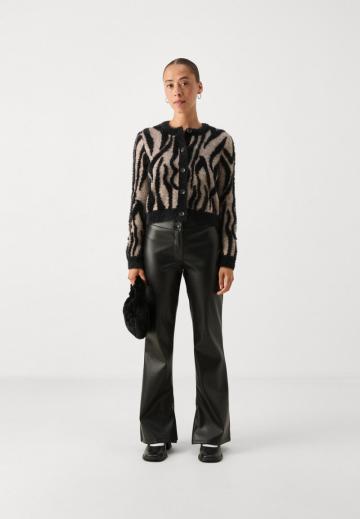 Жаккардовая вязаная кофта