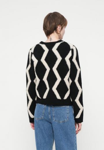 Жаккардовая вязаная кофта