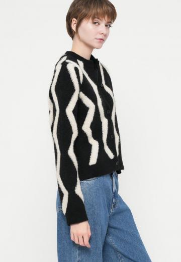 Жаккардовая вязаная кофта
