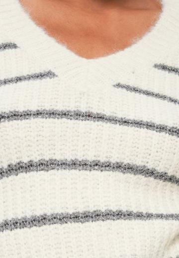 Пуловер в полоску