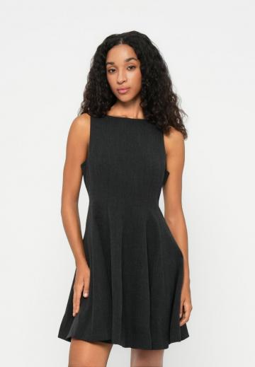 Короткое платье