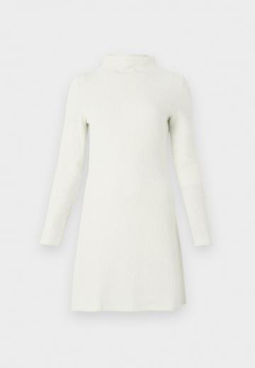 Вязаное платье